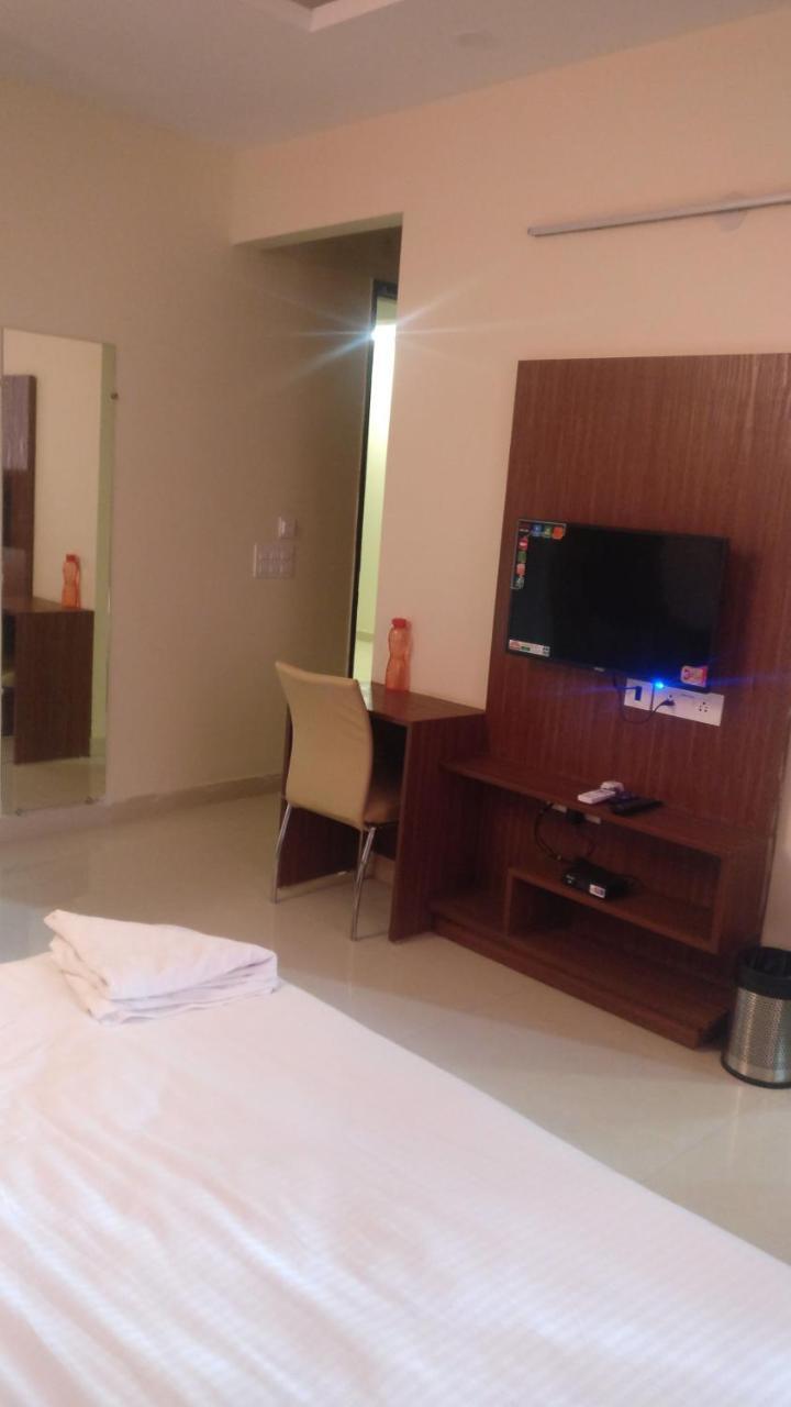 Corooms Sanvi Hotels Unitech Cyber Park Gurgaon Room photo